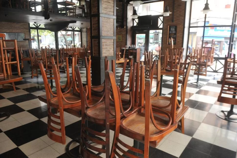 “PATAS PARA ARRIBA”. Los bares siguen cerrados y es común observar las sillas encima de las mesas a la espera de nuevos anuncios.