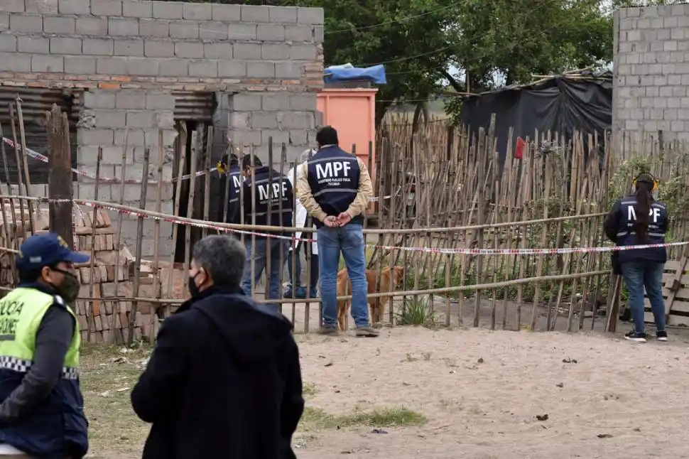 REQUISA. La Policía y el Ministerio Público Fiscal revisaron la vivienda de barrio Independiente, donde Jeremías, de un año y medio, vivía con su madre. la gaceta / fotos de inés quinteros orio 