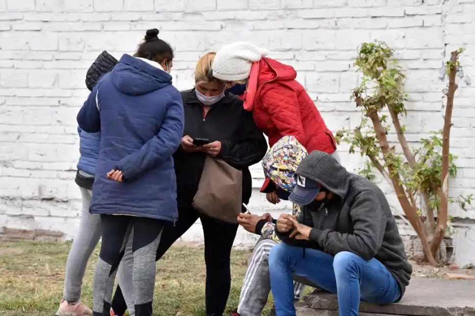 COMPAÑÍA. Familiares acompañaban a la madre del menor en el hospital 
