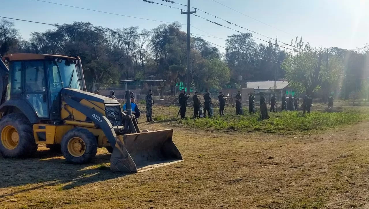 DESPEJADOS. Personal de distintas dependencias del Estado provincial desalojaron terrenos fiscales en la zona de El Cadillal.