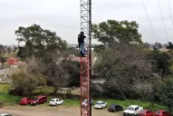 En la protesta de policías en Buenos Aires, un efectivo amenaza con tirarse desde una torre