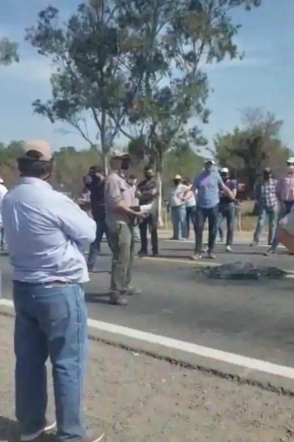Ruralistas tucumanos bloquearon el paso a Santiago del Estero por la ruta 9 