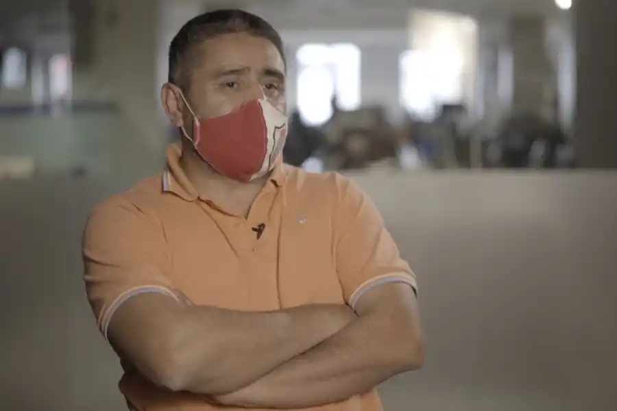 ANGUSTIA. Miguel Pereira trata de ocultar su estrés en la casa. lg play