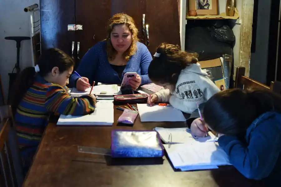JORNADA ESCOLAR DOMÉSTICA. En la casa de Daniela Jurado, las carpetas de maestra y alumnas se despliegan sobre la mesa del living. la gaceta / fotos de Analía Jaramillo