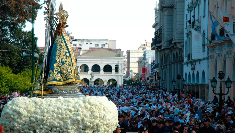 OTROS TIEMPOS. La tradicional procesión de la Virgen y del Señor del Milagro en Salta normalmente convoca una multitud. Este año, debido a la covid-19, se realizará sin asistencia de fieles.