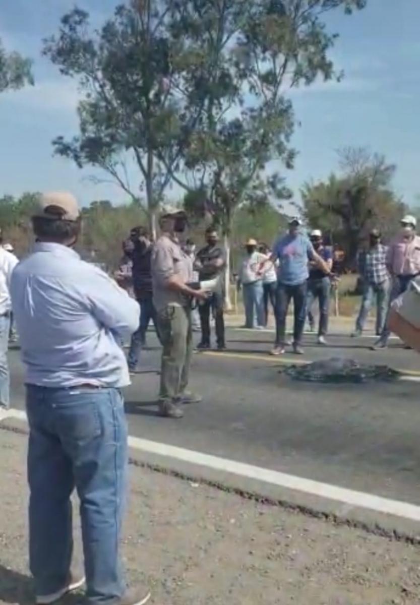 Ruralistas tucumanos bloquearon el paso a Santiago del Estero por la ruta 9 