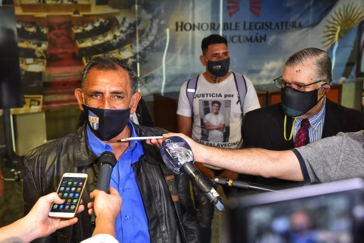 EN LA LEGISLATURA. Palavecino, padre de la víctima, junto al ex legislador Rojas, planteando un nuevo pedido de juicio político contra Pedicone. Foto: Prensa Legislatura