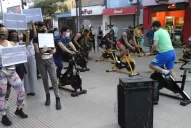 Sacaron las bicicletas fijas a la peatonal para pedir que se habiliten los gimnasios