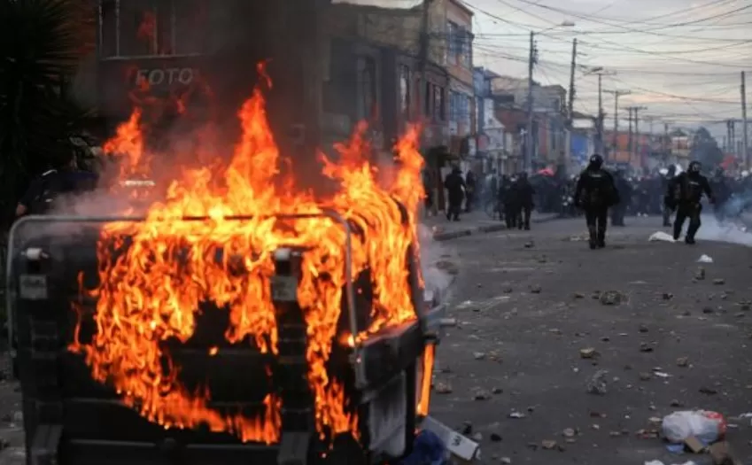 Un contenedor arde en medio de los enfrentamientos en las calles de Bogotá (Colombia). / REUTERS
