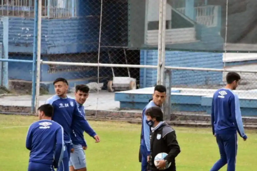 ADIÓS POR UNOS DÍAS. Los jugadores se entrenarán por Zoom desde ahora. twitter @atoficial