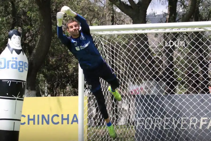EN ECUADOR. El mendocino Adrián Gabbarini defiende el arco de Liga de Quito.