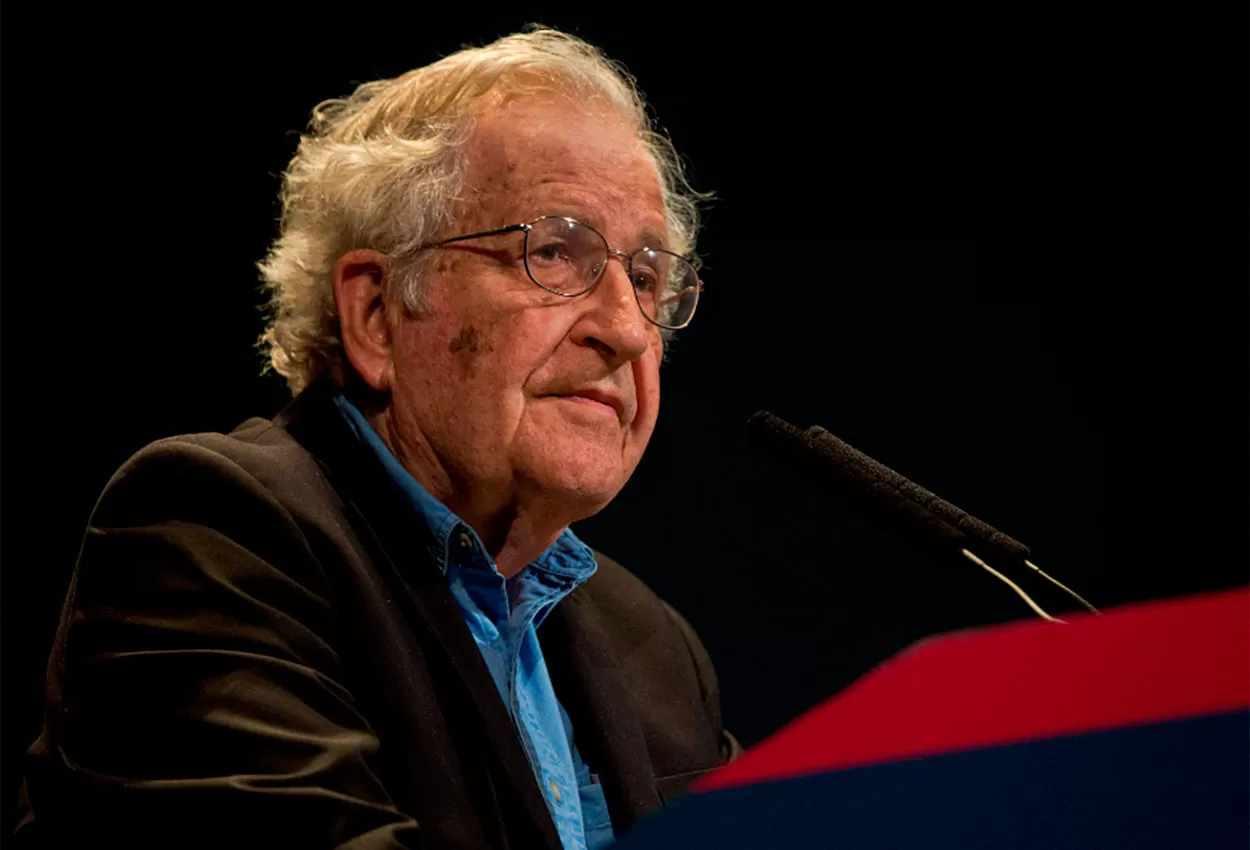 Noam Chomsky: La supervivencia de la democracia está en juego