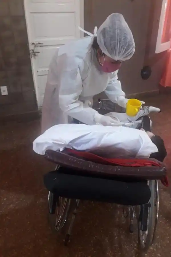 ATENCIÓN. Natalia Zárate asiste a una persona con discapacidad. 