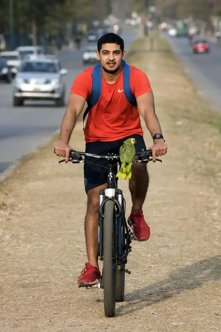 ORGULLOSO. Facundo cuenta que, cuando no está andando en bicicleta, Paco “atiende” a los clientes del quiosco de su mamá, y les dice “ya va” o “espere”.