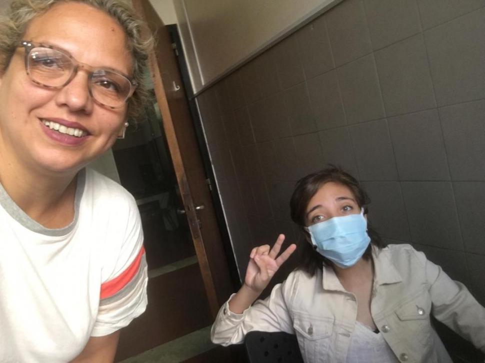 MADRE E HIJA. Lucila Saavedra, con Olivia, protegida con un barbijo.