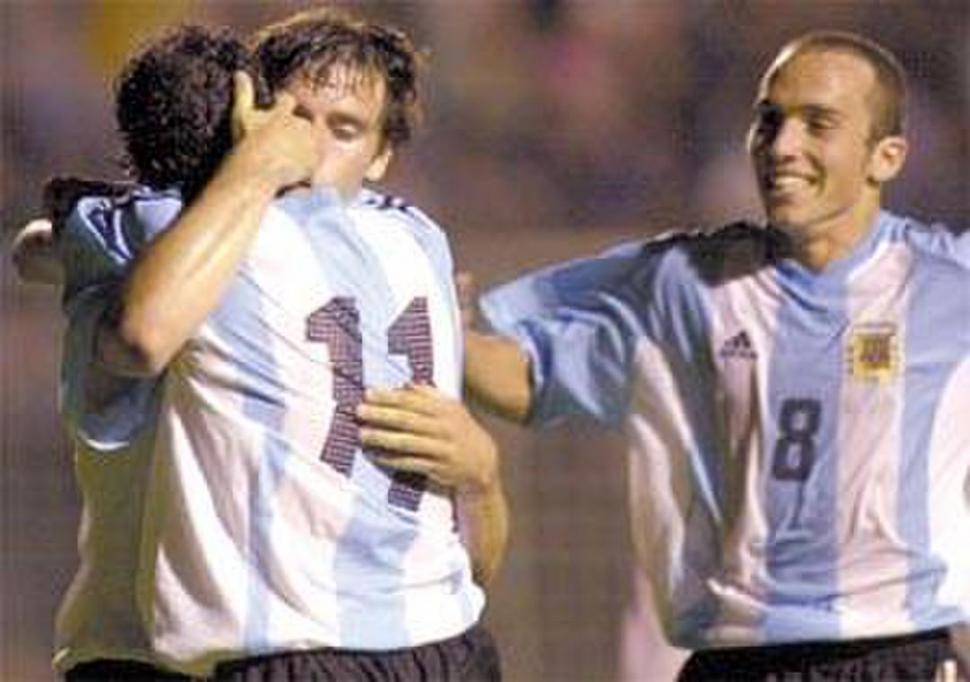 FESTEJO. Carrusca abraza a Cavenaghi, que fue quien comenzó la acción para que el 11 marcara el gol.