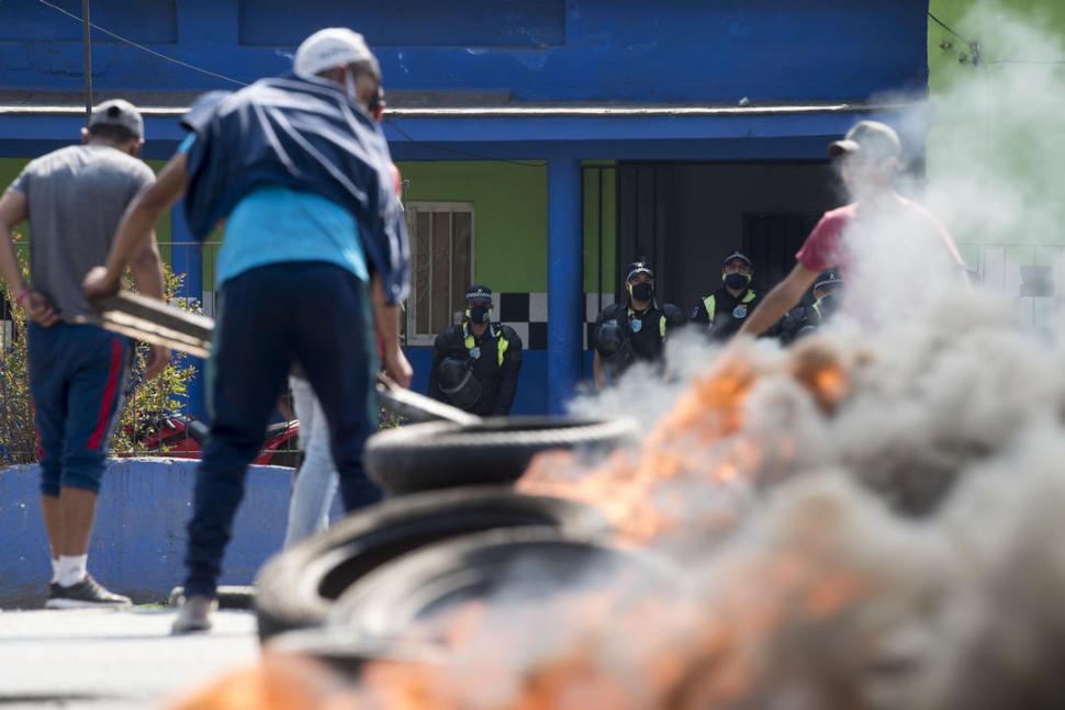 PRECAUCIÓN. El frente de la comisaría fue reforzado por uniformados. 