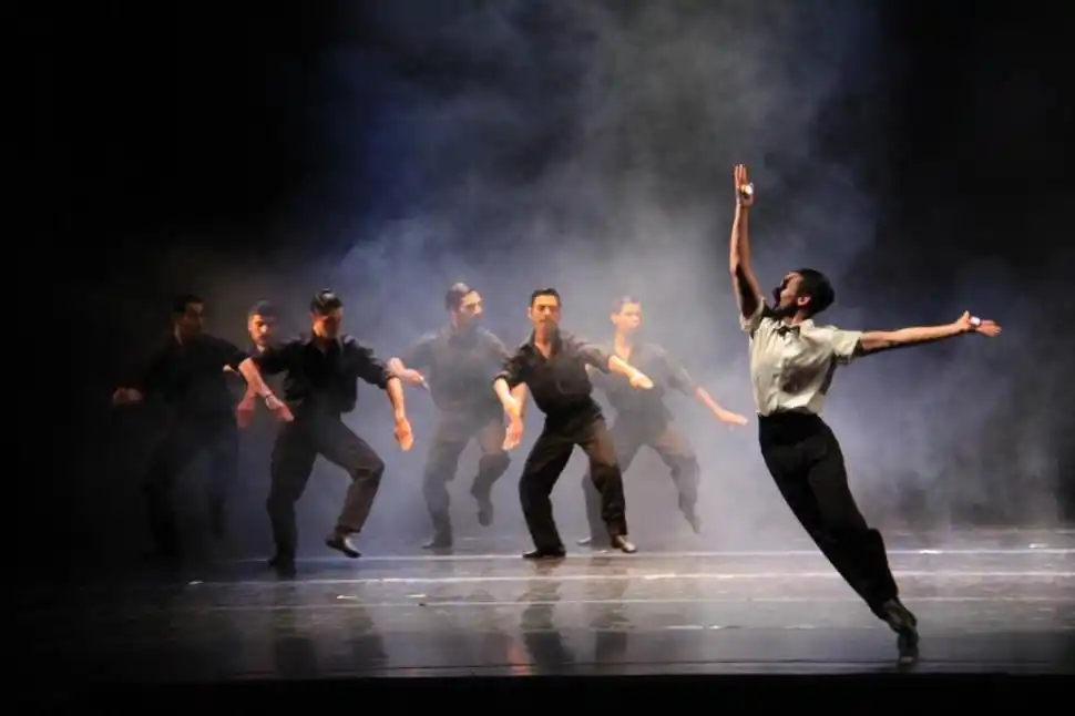 EN EL AIRE. La danza contemporánea, en su exploración cabal del espacio sin límites.