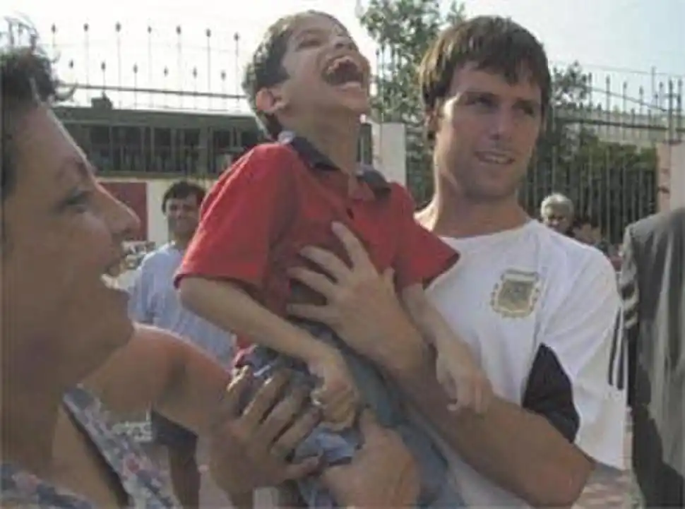 CON LA GENTE. Tocalli (izquierda) y Cavenaghi compartieron con todos. 