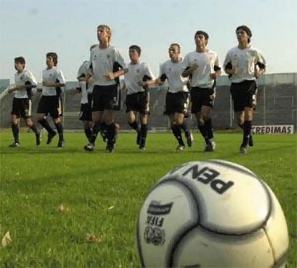 PRÁCTICA. Los jugadores se entrenaron en El Monumental. “Maxi” López, que encabeza al grupo, era uno de los referentes.