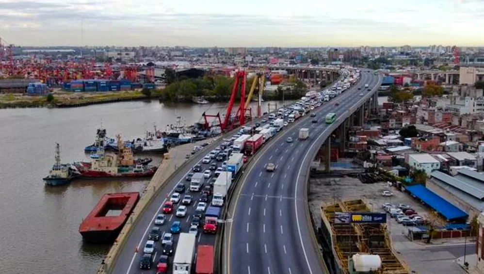 EXCESO DE VELOCIDAD. De acuerdo al informe de los empleados de la Agencia Nacional de Seguridad Vial, el infractor conducía a 100 km/h sobre un monopatín eléctrico por la autopista Panamericana.