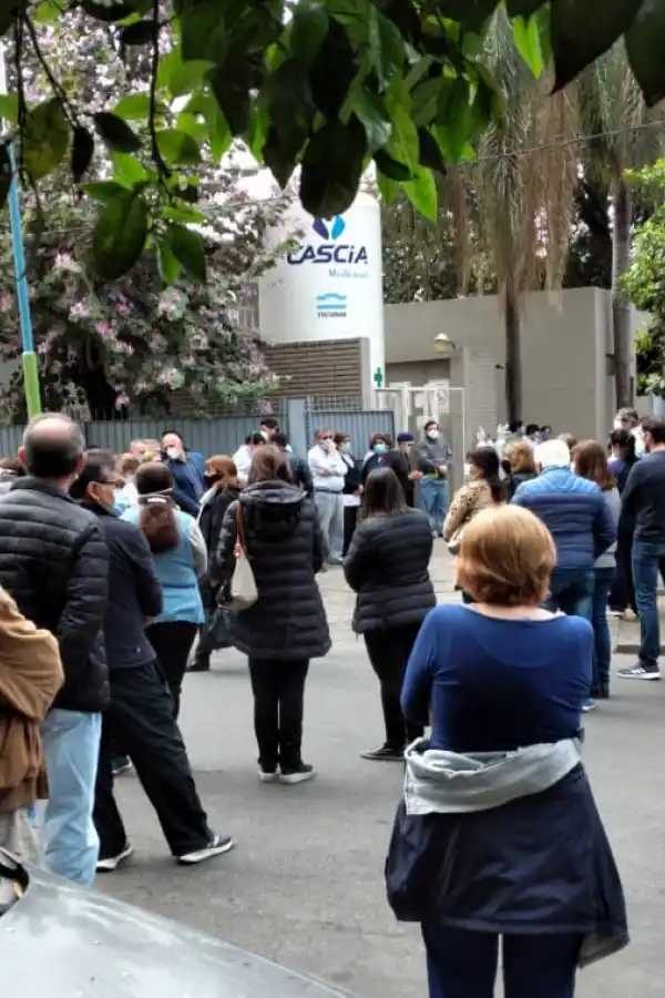 SENTIDO ADIÓS. Médicos y vecinos se reunieron en el Centro de Salud para despedir a Amenábar.