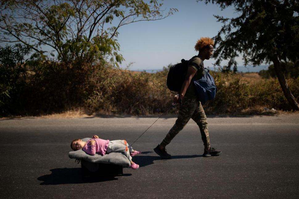  Miles de migrantes, a la intemperie luego de que dos incendios destruyeron su campamento