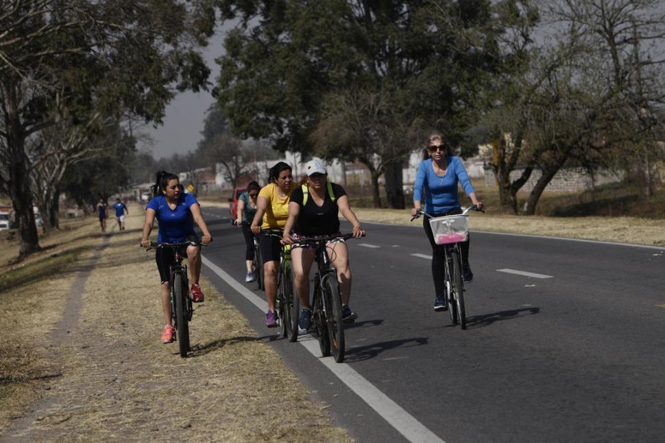 DESPROTEGIDOS. Los ciclistas también reclamaron por la inseguridad vial. 