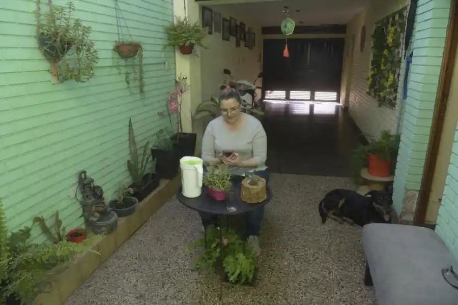 APOYO POR WASAP. La licenciada Alejandra Acosta, junto a psicologos y sacerdotes, ayudan a los allegados de un paciente terminal.