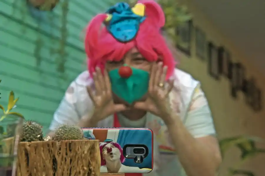 TERAPIA ON LINE. Alejandra Acosta, que es payaterapeuta, ayuda a transitar el duelo. LA GACETA / FOTO DE FRANCO VERA