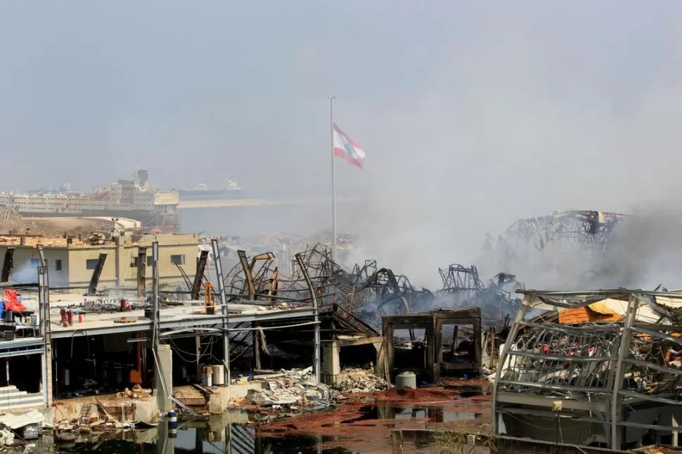 COLUMNAS DE HUMO. El incendio recordó la tragedia del 4 de agosto.  Reuters
