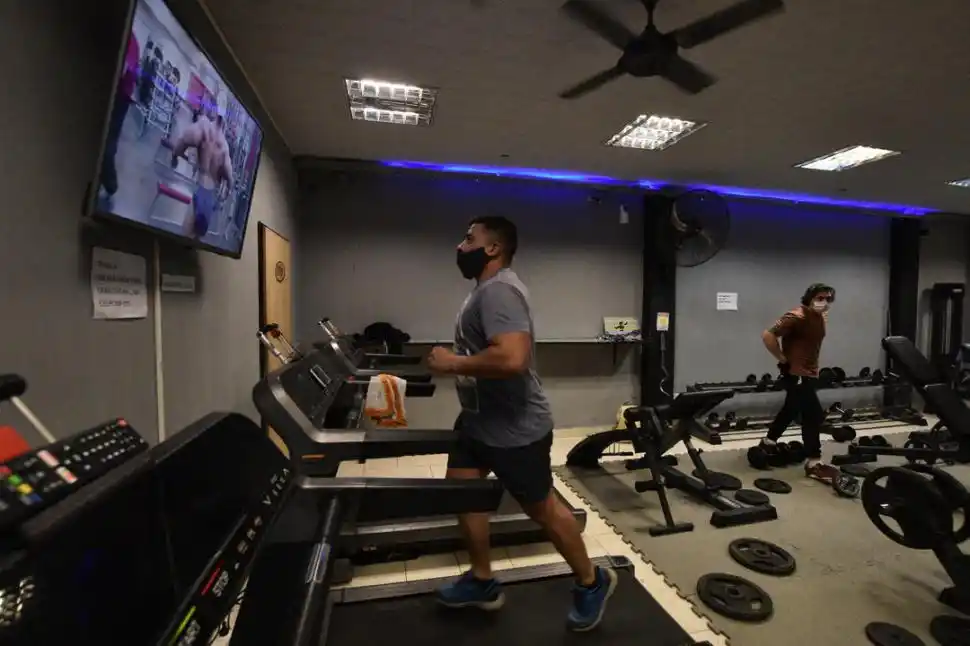 Qué dicen los propietarios de los bares y de los gimnasios sobre la reapertura