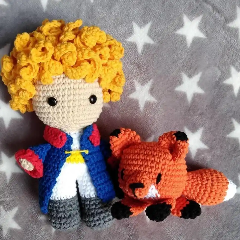 PORCELANA. Anyi Nicolás hace llaveros y dijes temáticos de películas, mascotas y comida.AMIGURUMIS. Desde hace 4 años, Luisina Viscido “rompe el patrón” con sus muñecos tejidos a crochet.  