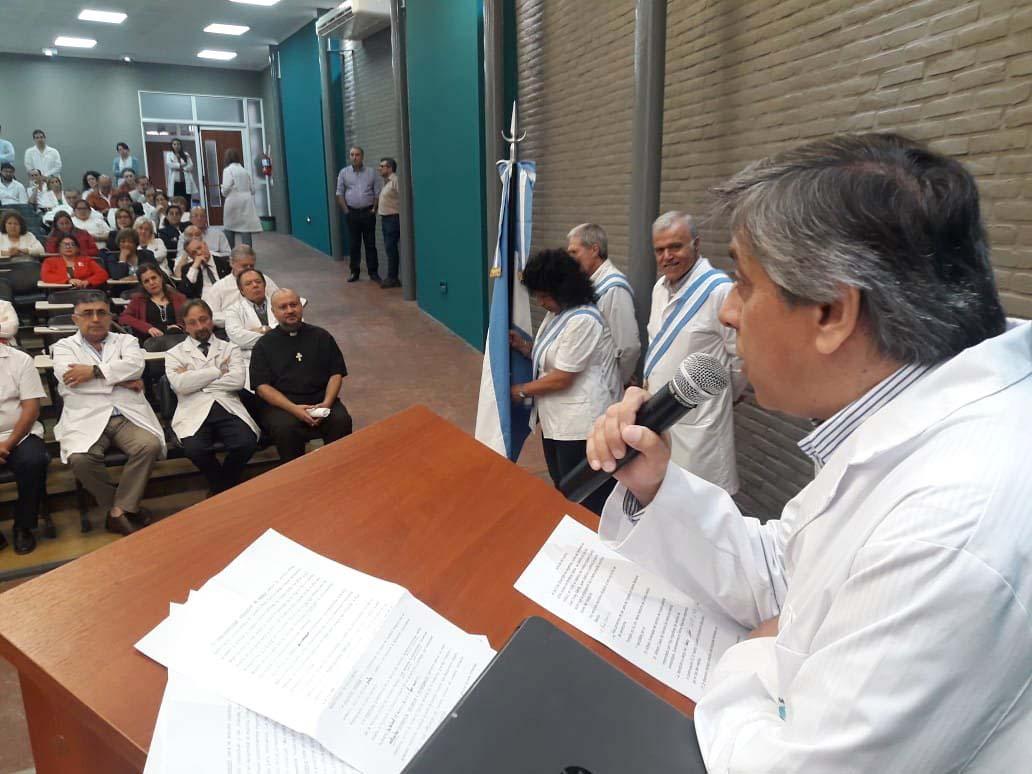 ESCOLTA. El médico Jesús Amenabar, junto a la abanderada, en un acto en el Centro de Salud. Foto: Ministerio de Salud Pública