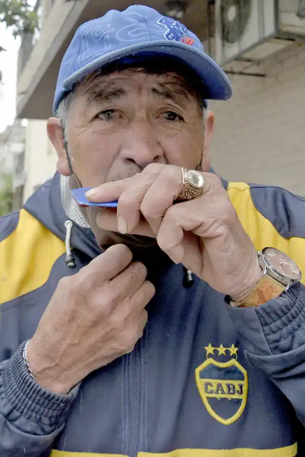 DETALLES. Mientras afila los cuchillos al compás de las esmeriladoras, una de las manos de José destaca al llevar un anillo de cobre con incrustación. 