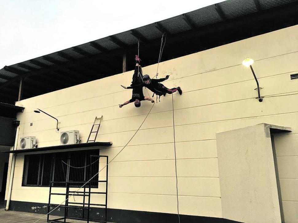 ACROBACIA. Los efectivos también trabajan con cuerdas en altura.