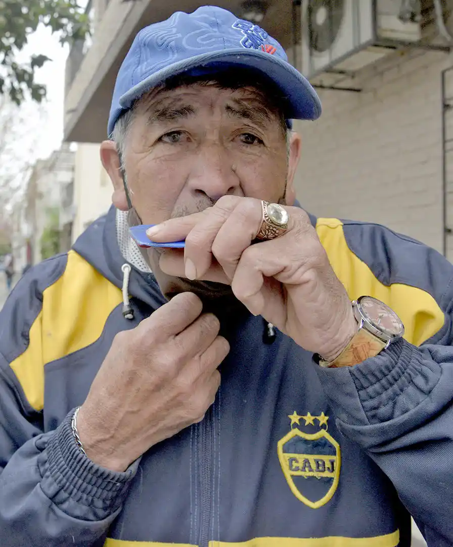 DETALLES. Mientras afila los cuchillos al compás de las esmeriladoras, una de las manos de José destaca al llevar un anillo de cobre con incrustación. 