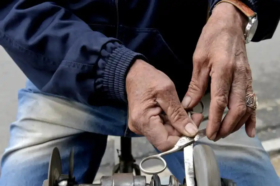 DESDE LOS '90. El oficio de afilador de metales fue perdiendo impulso.