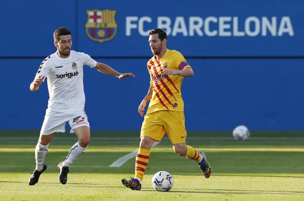 CON LA PELOTA. Lionel Messi empieza una nueva etapa en Barcelona, pese a todo. 