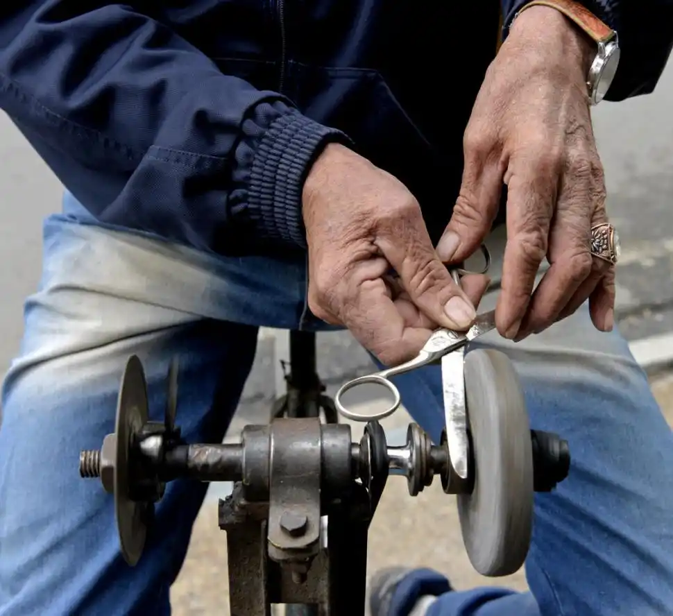 DESDE LOS '90. El oficio de afilador de metales fue perdiendo impulso.