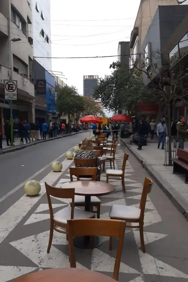 Una postal distinta en la ciudad: así trabajan los bares tras su reapertura