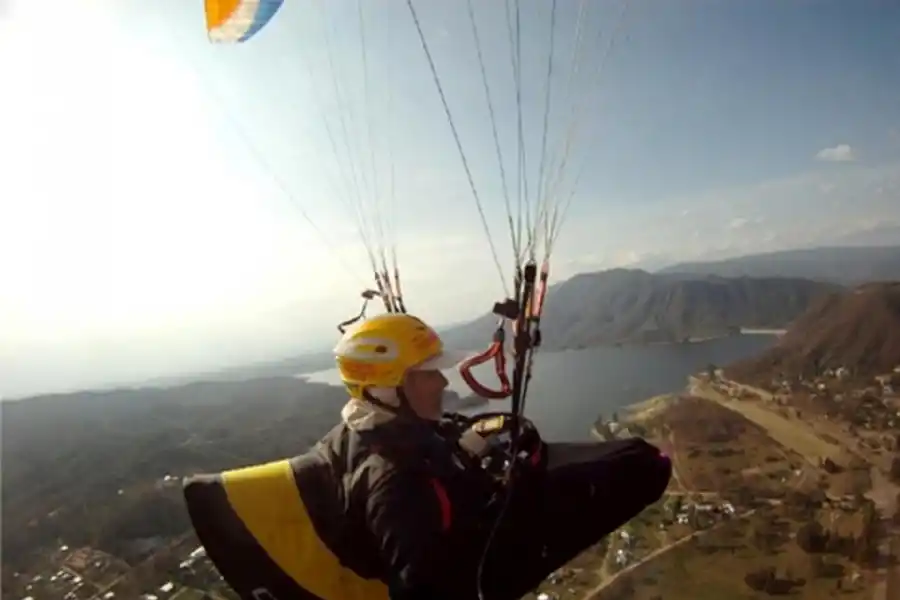 HACIA EL NORTE. Eduardo Deheza volando sobre las aguas del lago del dique El Cadillal. Ir a esa zona era usual para él.