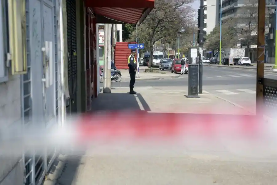EFECTIVOS. La Policía preservaba la escena y buscaba testigos del hecho. 