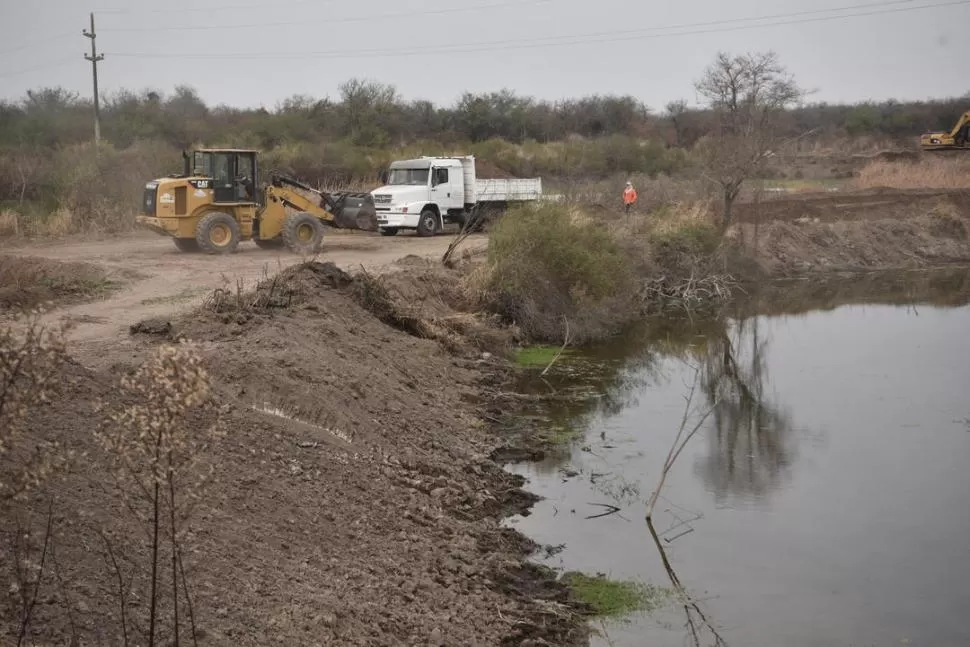 TRABAJOS. Camiones y escavadoras realizan tareas en la desembocadura del canal Norte, en arroyo Chileno.