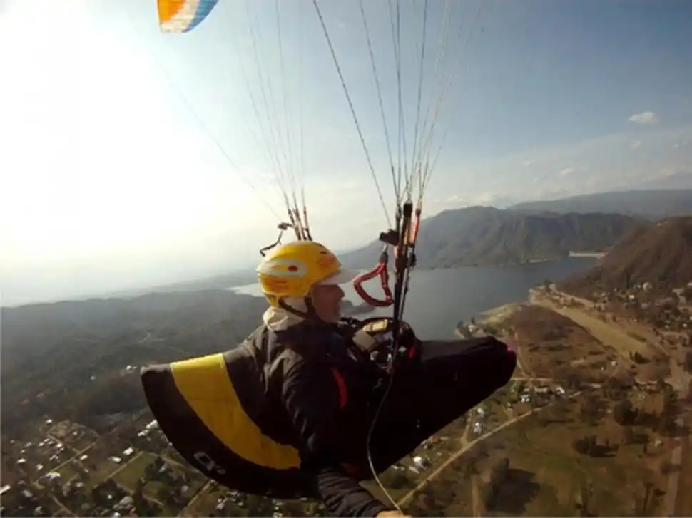 HACIA EL NORTE. Eduardo Deheza volando sobre las aguas del lago del dique El Cadillal. Ir a esa zona era usual para él.