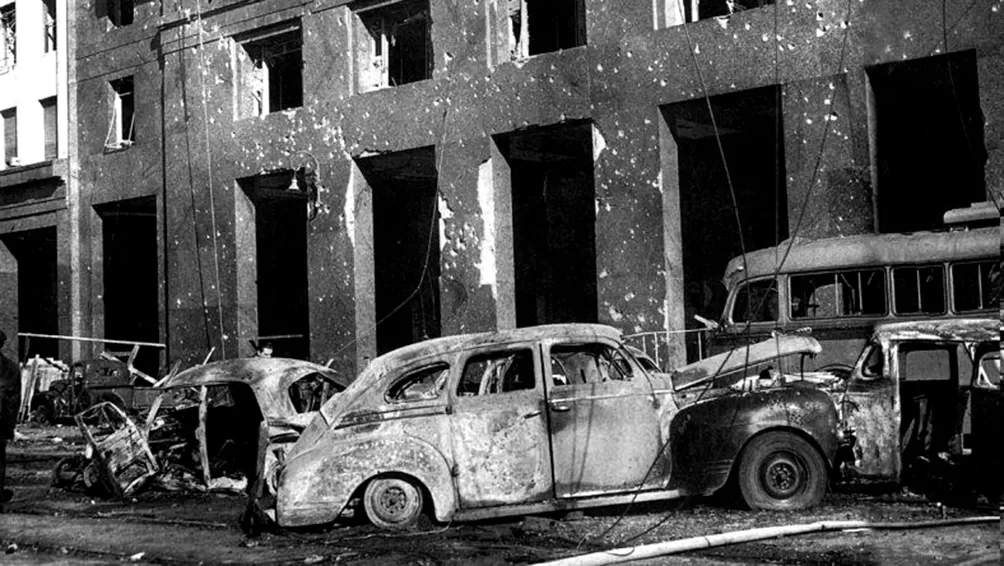 ANTESALA. En junio de 1955 se dieron los bombardeos en plaza de Mayo, episodio que, de alguna manera, prenunciaba el golpe de Estado que ocurrió en setiembre de ese año.