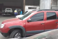 La grúa se llevó el auto de Avignone: lo empujaron un poquito y lo dejaron sobre la línea amarilla