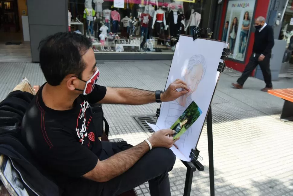 FERNANDO ORIETA. Hace 32 años que dibuja en la peatonal. Dijo que nunca dejó de tener trabajo.  la gaceta / fotos de Analía Jaramillo 
