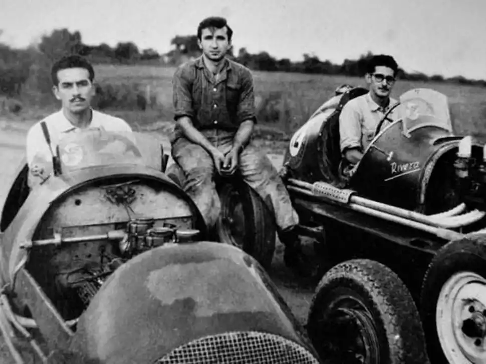 DEL ARCÓN DE LOS RECUERDOS. Germán, acelerando su coche a fondo y su histórico Chevrolet N° 136 de la Buenos Aires-Caracas. Carlos (“El Negro”), a punto de largar una prueba en Concepción y junto con sus amigos Nasif Estéfano y Roque Namur.  