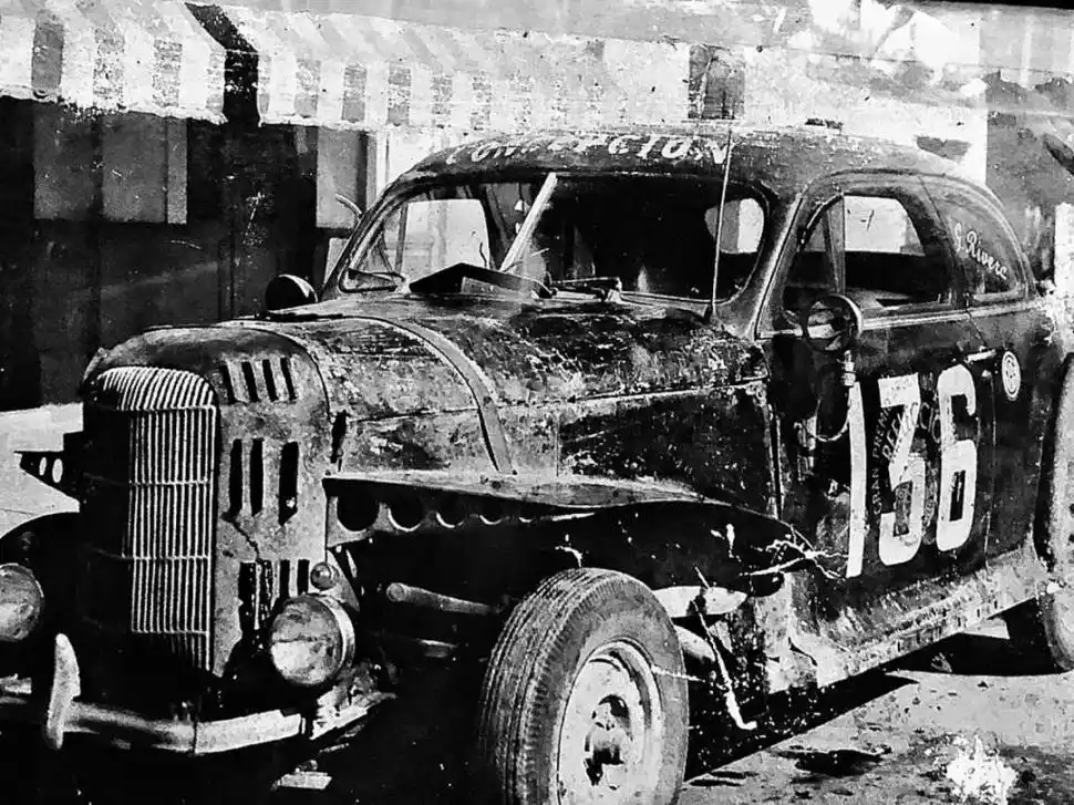 DEL ARCÓN DE LOS RECUERDOS. Germán, acelerando su coche a fondo y su histórico Chevrolet N° 136 de la Buenos Aires-Caracas. Carlos (“El Negro”), a punto de largar una prueba en Concepción y junto con sus amigos Nasif Estéfano y Roque Namur.  